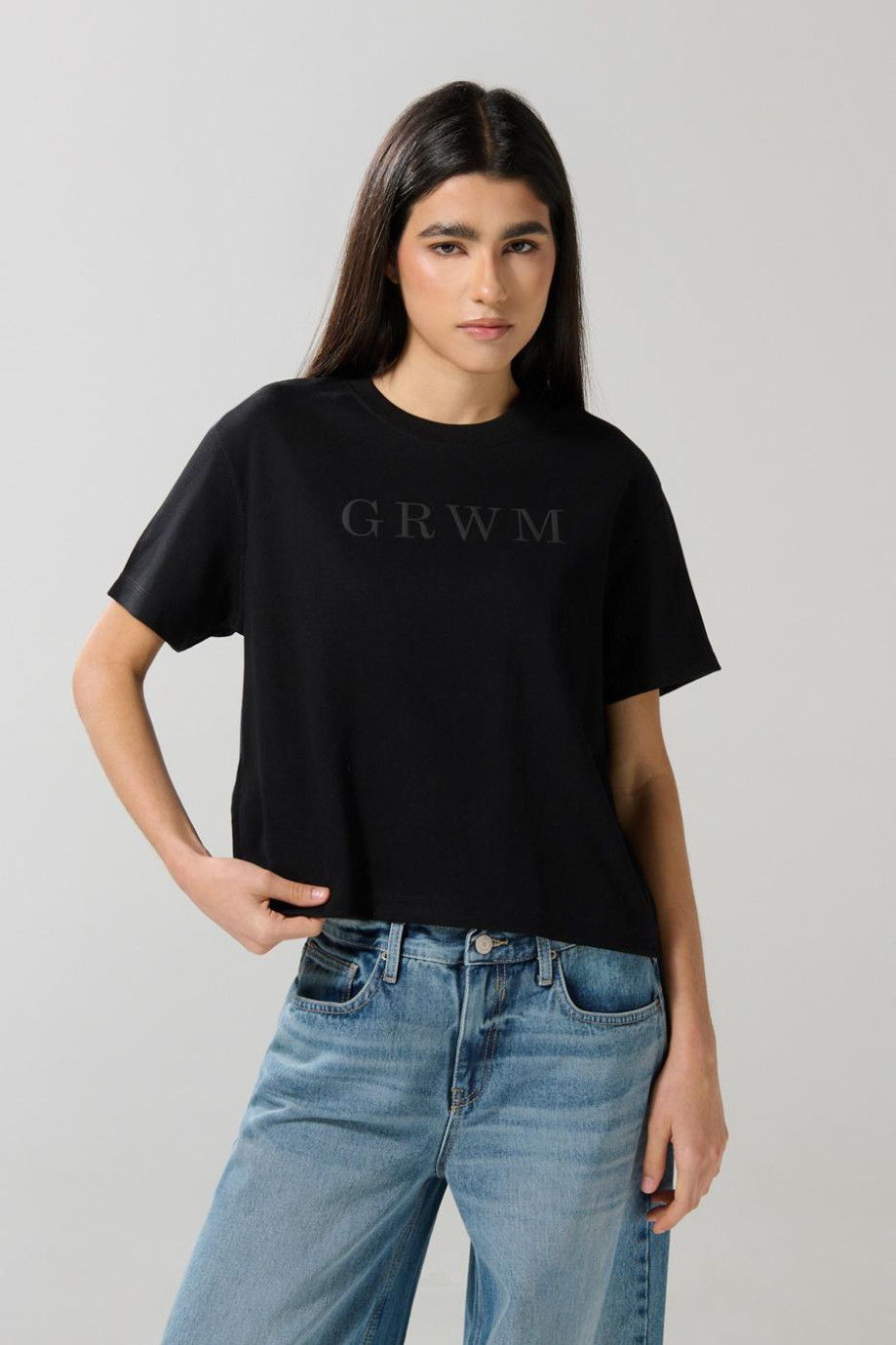 Camiseta unicolor cuello redondo con texto delantero