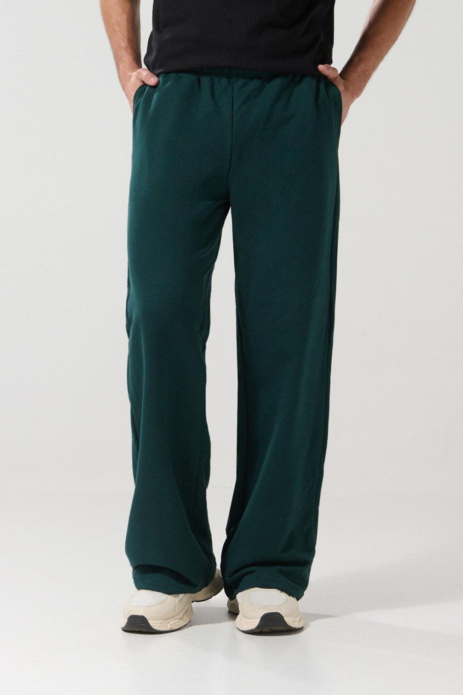 Pantalón unicolor jogger con bolsillos y bota recta