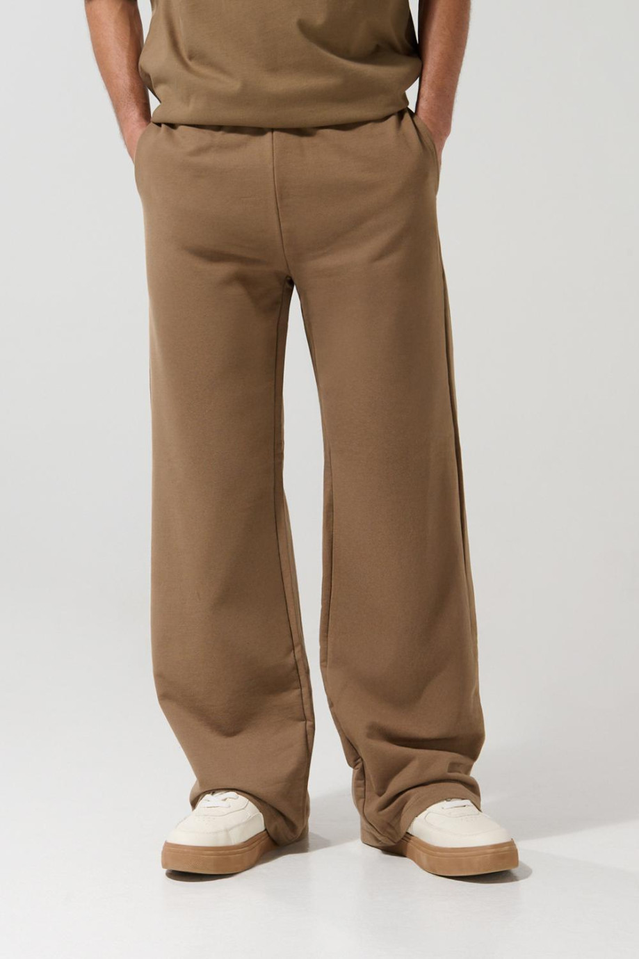 Pantalón unicolor jogger con bolsillos y bota recta