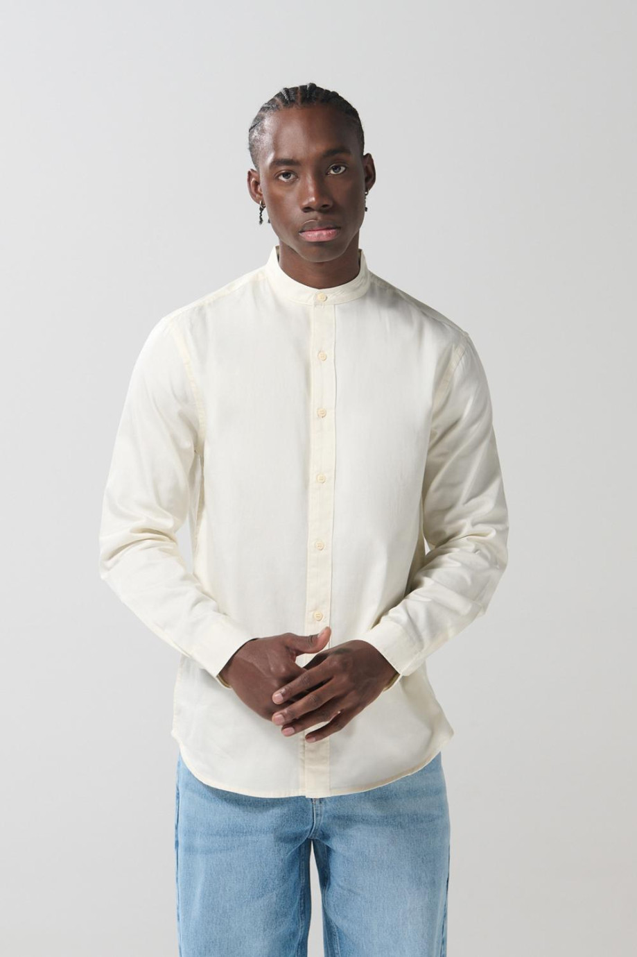 Camisa en algodón unicolor con botones y cuello nerú