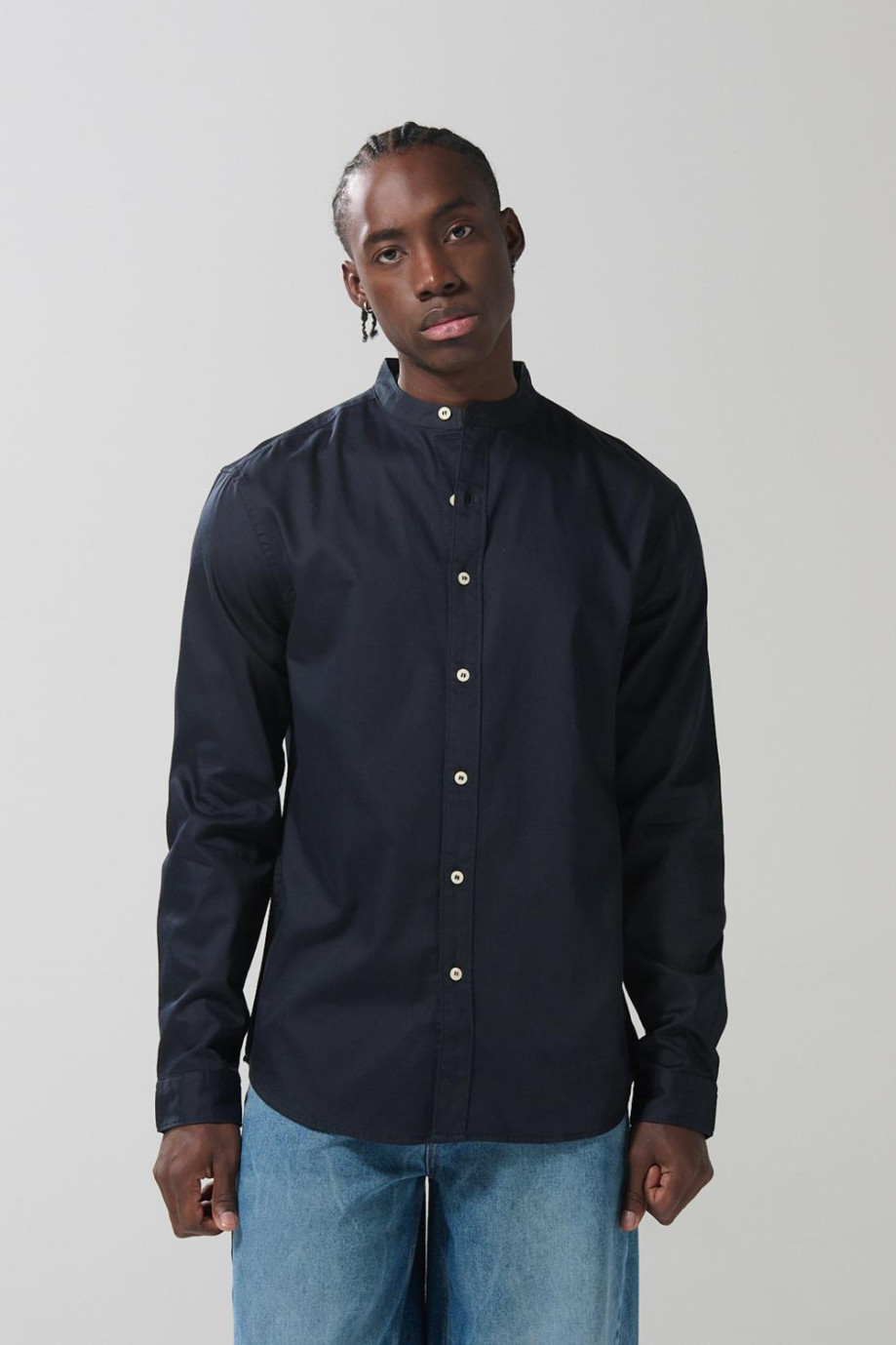 Camisa en algodón unicolor con botones y cuello nerú