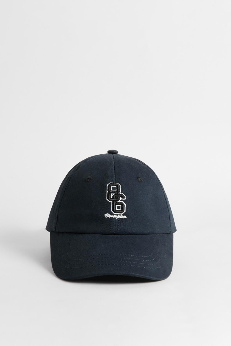 Cachucha unicolor beisbolera con arte college bordado