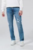 Jean azul claro straight leg con rotos y tiro bajo