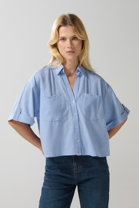 Blusa unicolor con botones, doble bolsillo y manga corta
