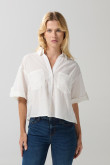 Blusa unicolor con botones, doble bolsillo y manga corta