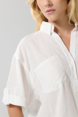 Blusa unicolor con botones, doble bolsillo y manga corta