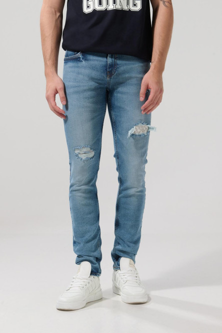 Jean azul medio skinny con rotos en frente y tiro bajo