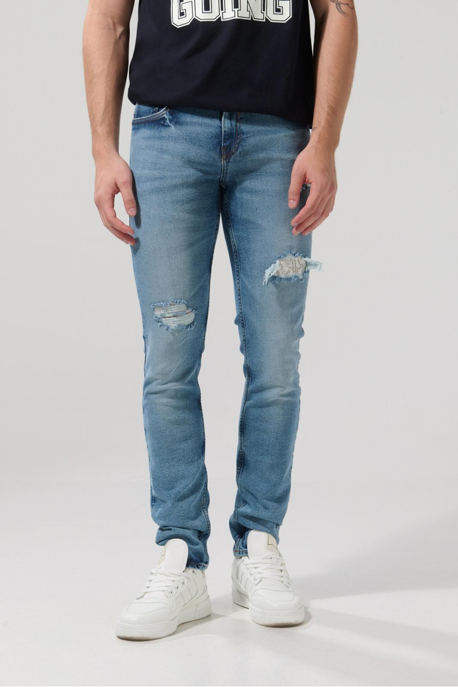Jean azul medio skinny con rotos en frente y tiro bajo