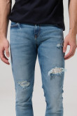 Jean azul medio skinny con rotos en frente y tiro bajo