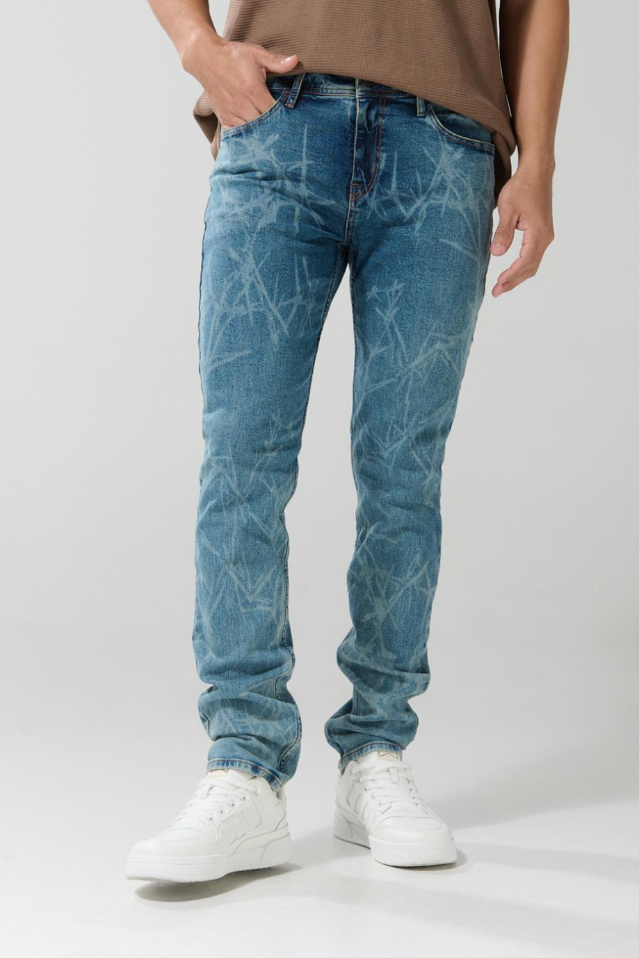 Jean slim azul con diseños localizados y tiro bajo