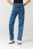 Jean straight leg azul con diseños, tiro alto y bota recta