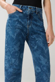Jean straight leg azul con diseños, tiro alto y bota recta