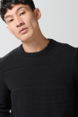 Suéter negro tejido cuello redondo con relieve