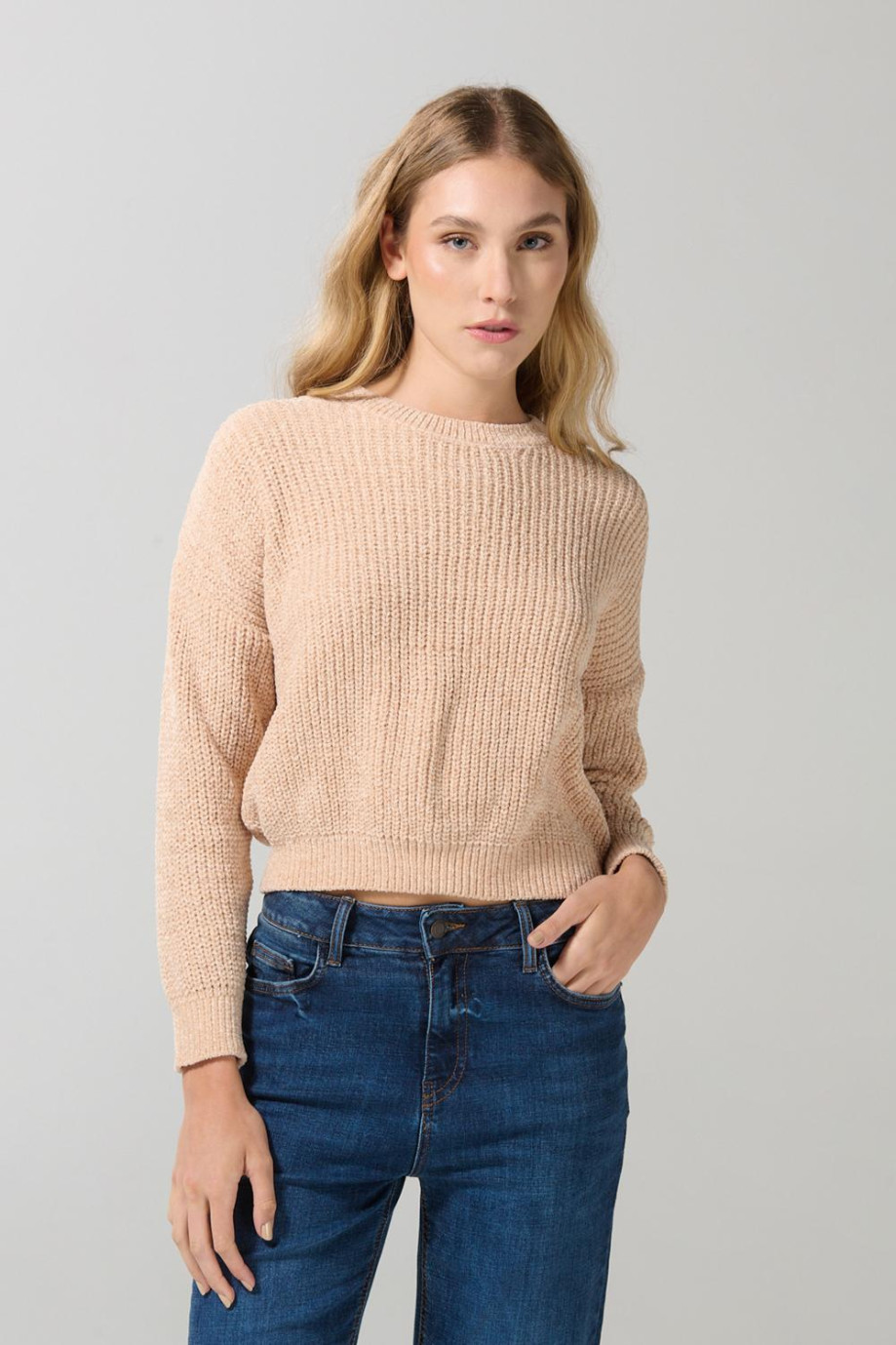 Suéter cuello redondo unicolor con hombro rodado
