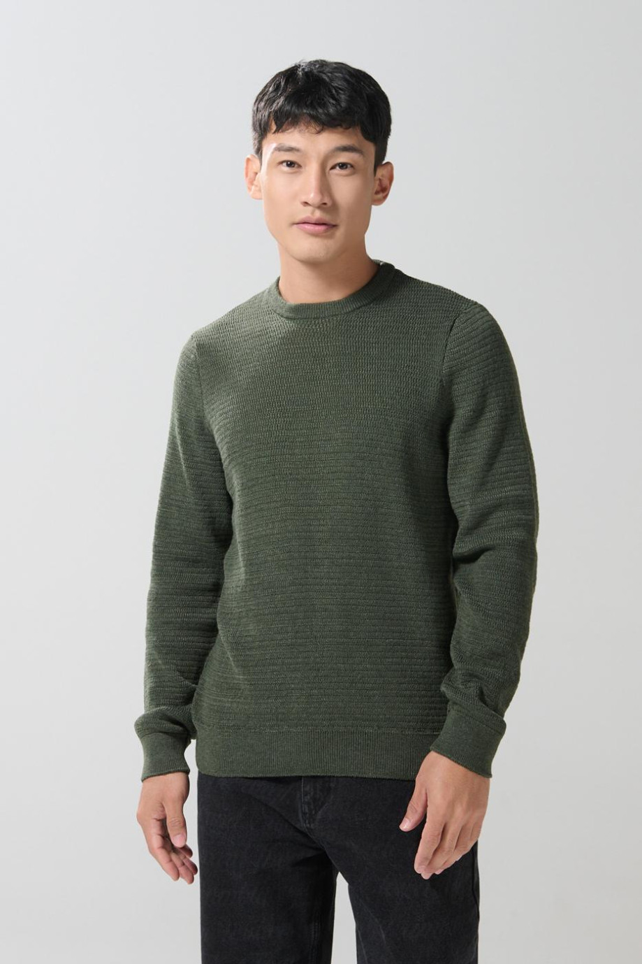 Suéter verde cuello redondo tejido con relieve