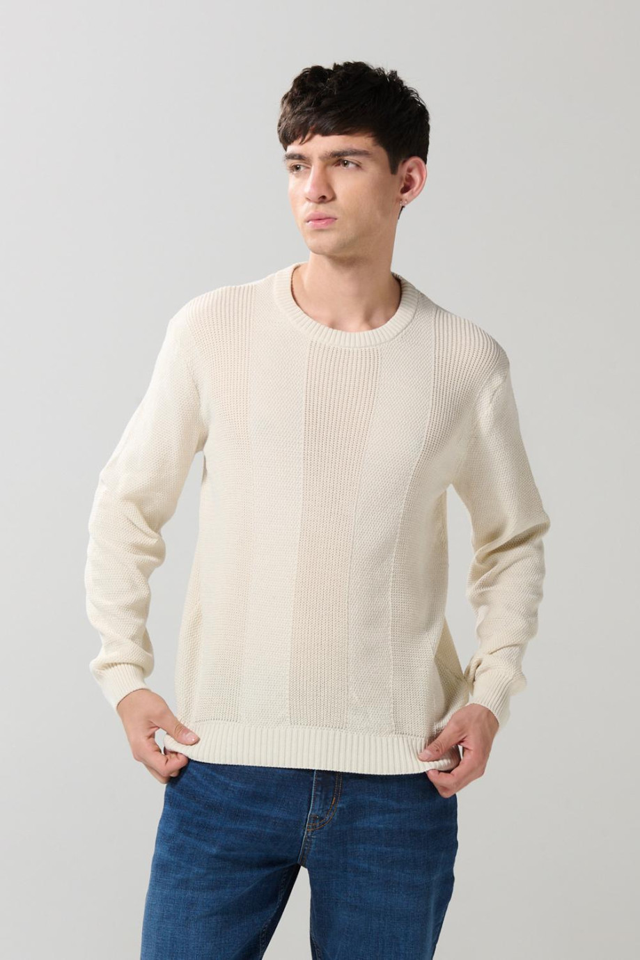 Suéter unicolor con texturas y cuello redondo