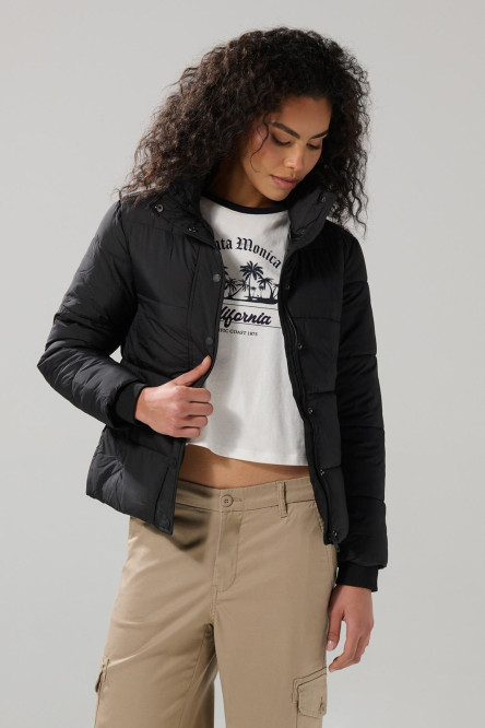 Chaqueta unicolor acolchada ajustada con cuello alto y bolsillos