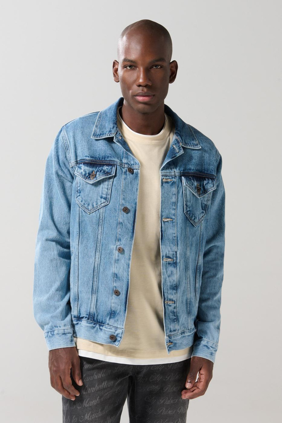 Chaqueta slim de jean azul clara con cuello clásico