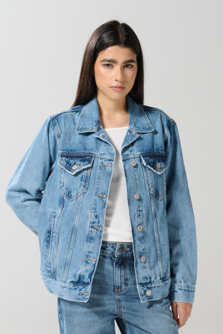 Chaqueta oversize de jean azul clara con doble bolsillo