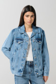 Chaqueta oversize de jean azul clara con doble bolsillo