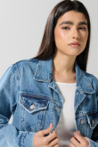 Chaqueta oversize de jean azul clara con doble bolsillo