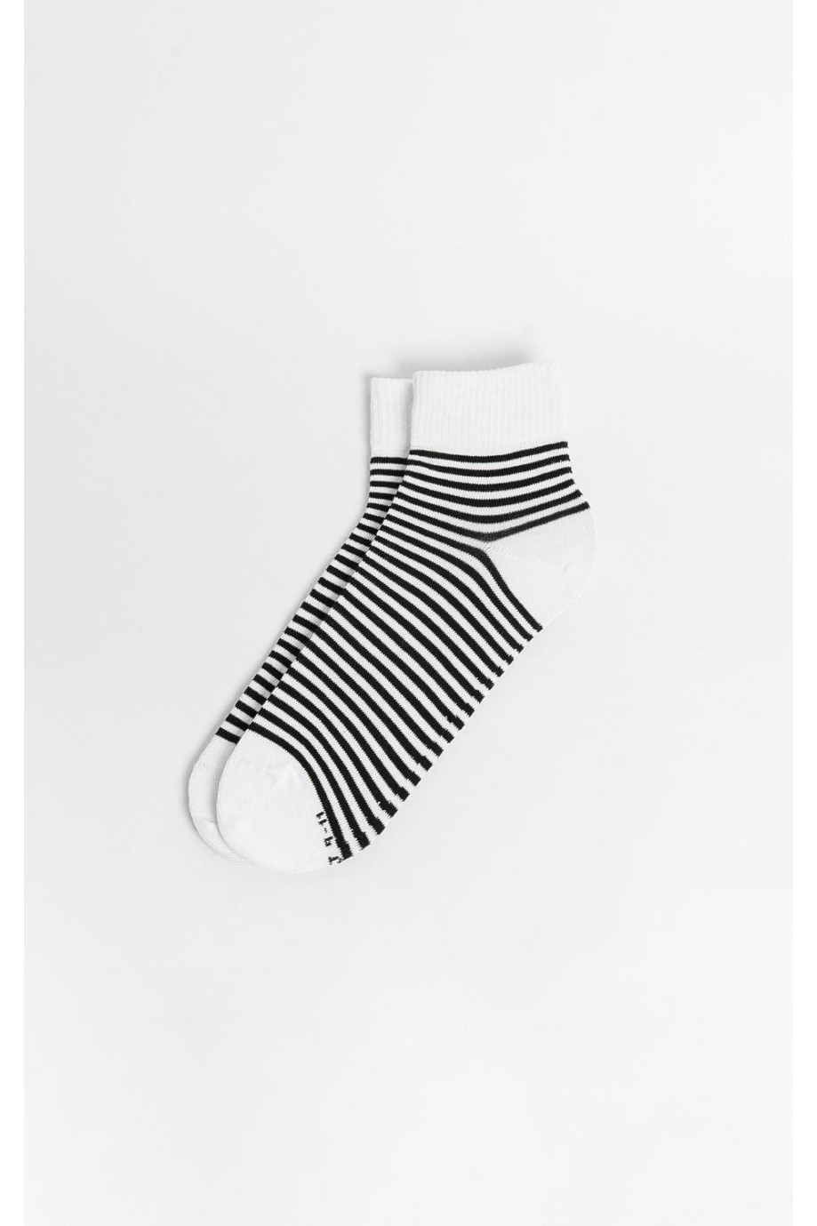 Media urbana corta, con rayas.