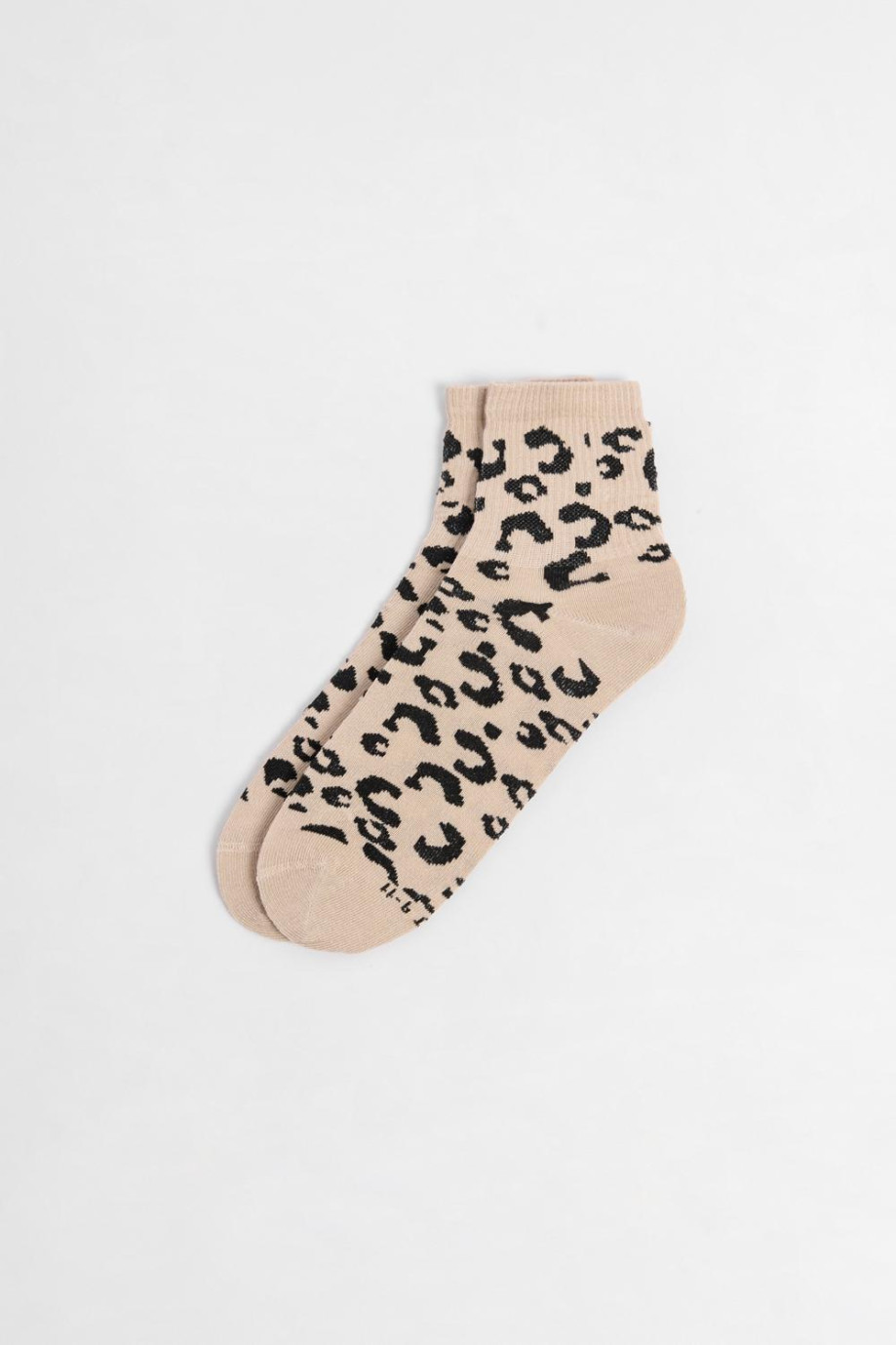 Media urbana corta, con diseño en costado en jacquard de animal print.