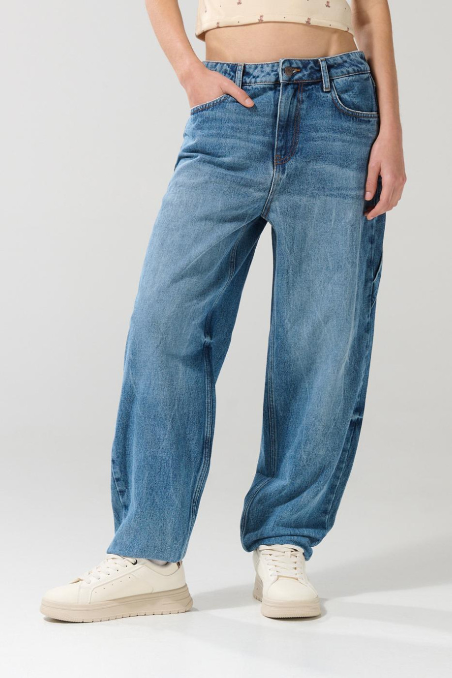 Jean balloon carpintero azul claro con bota ancha