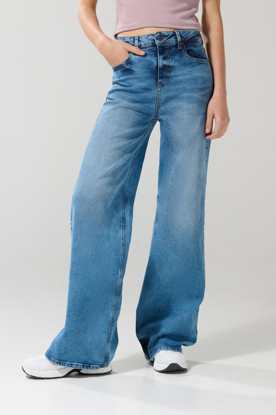 Jean tiro alto azul claro palazzo con bota ancha