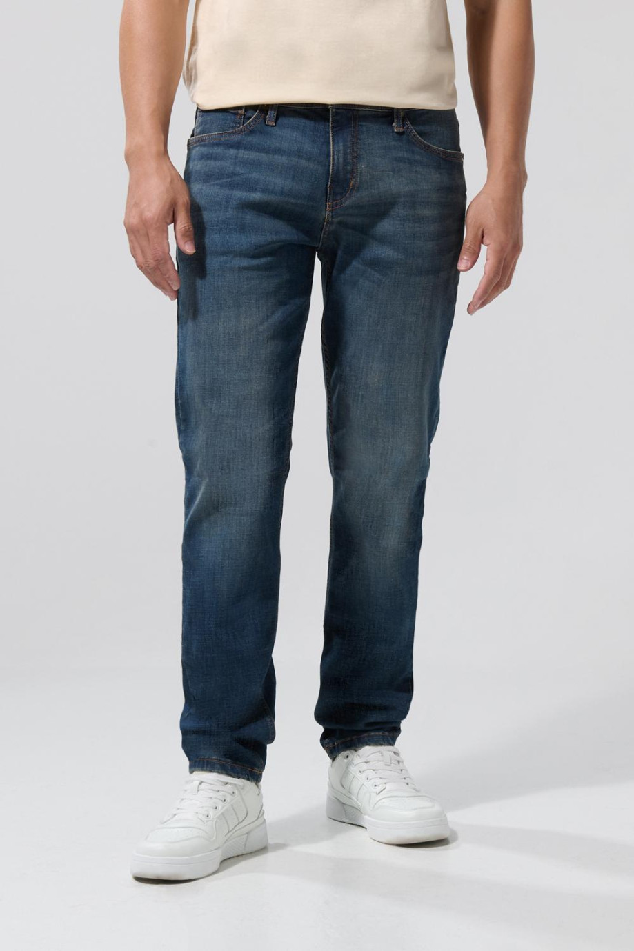Jean azul claro tipo slim con ajuste ceñido y tiro bajo