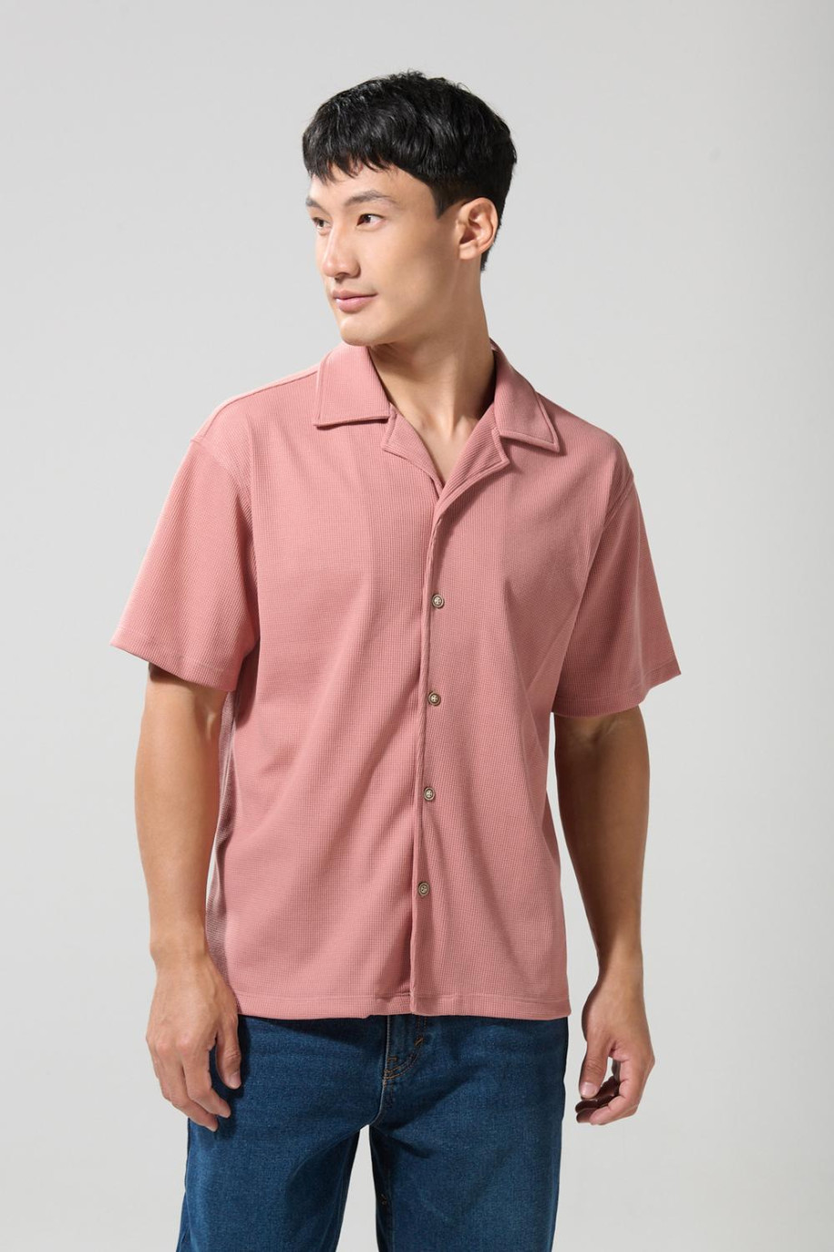 Camisa cuello resort unicolor con manga corta y texturas