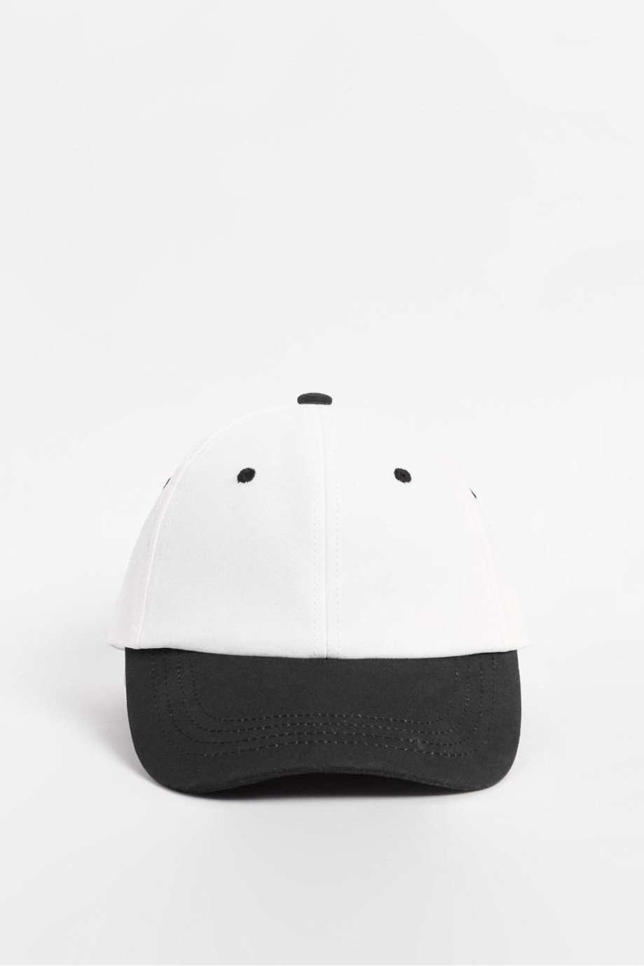 Cachucha crema clara beisbolera con visera en contraste