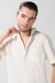 Camisa manga corta unicolor con cuello button down