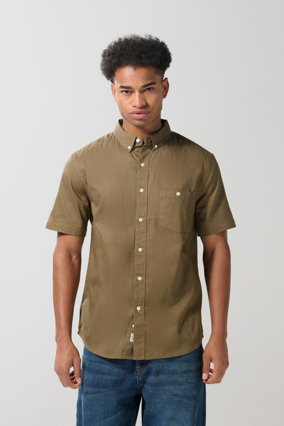 Camisa manga corta unicolor con cuello button down