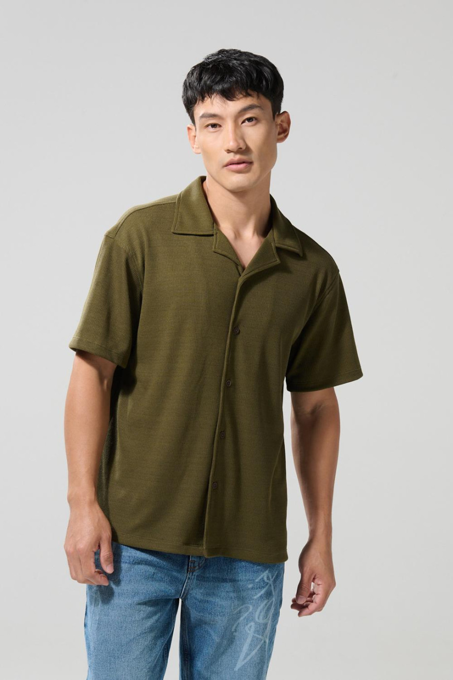 Camisa verde oscura con manga corta y cuello resort