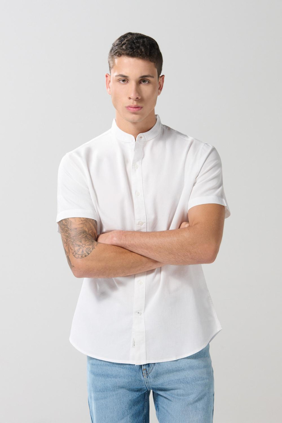 Camisa cuello nerú en algodón unicolor con manga corta