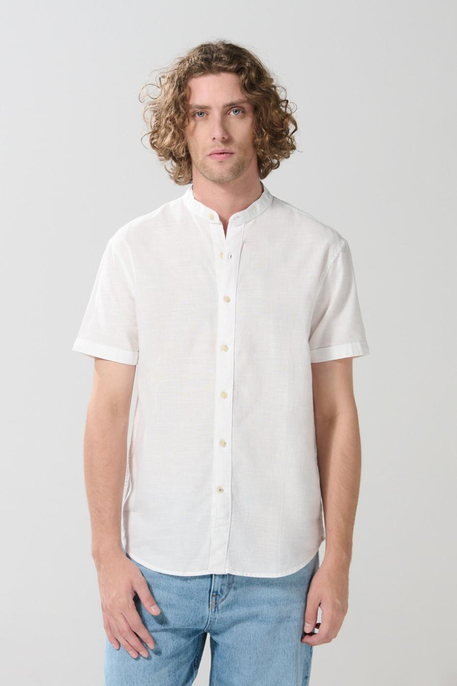 Camisa en algodón unicolor cuello nerú con botones