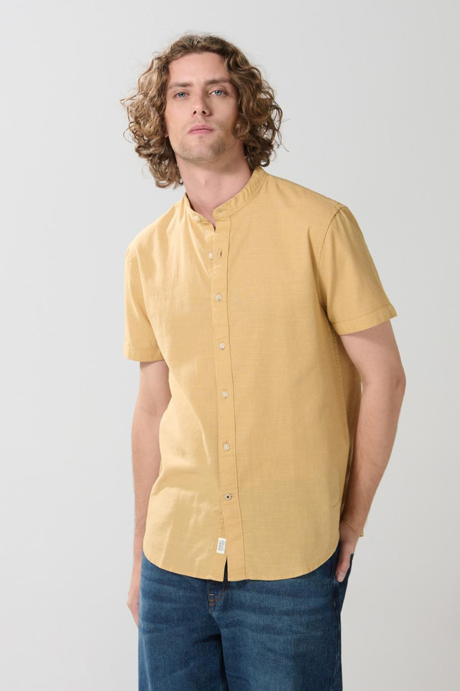 Camisa en algodón unicolor cuello nerú con botones