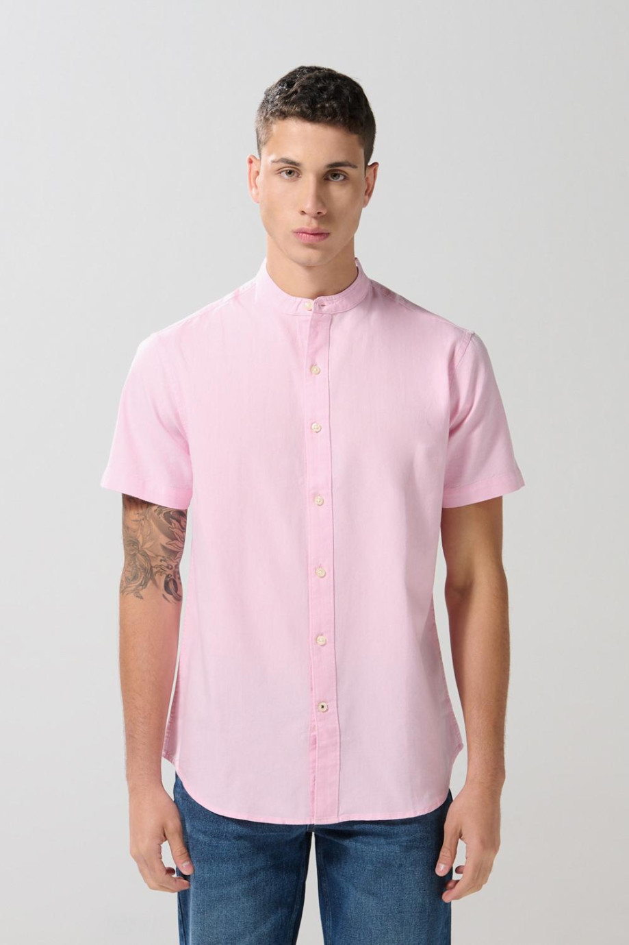 Camisa cuello nerú unicolor con botones en frente