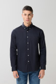 Camisa unicolor cuello button down en algodón con bolsillo