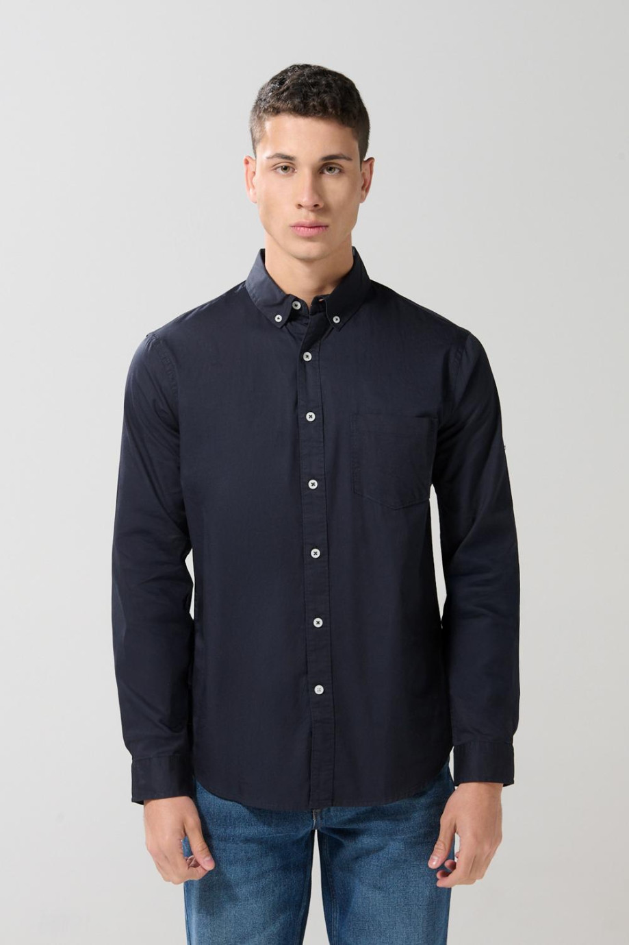 Camisa unicolor cuello button down en algodón con bolsillo