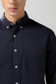 Camisa unicolor cuello button down en algodón con bolsillo