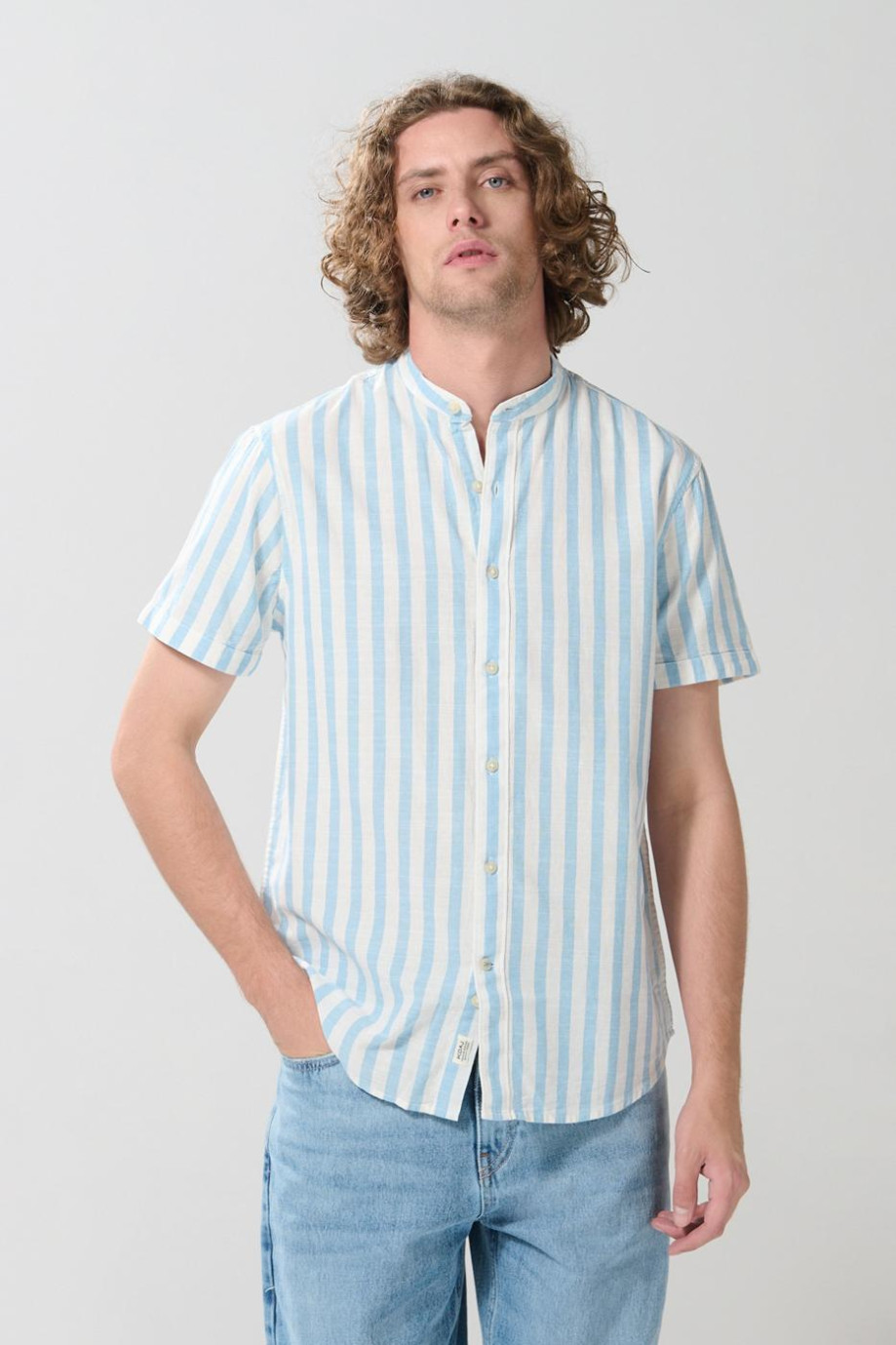 Camisa en algodón cuello nerú unicolor con diseño de rayas