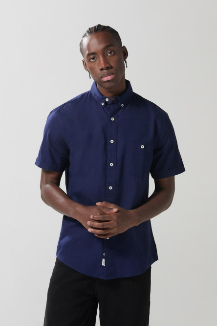Camisa unicolor con bolsillo en frente y cuello button down