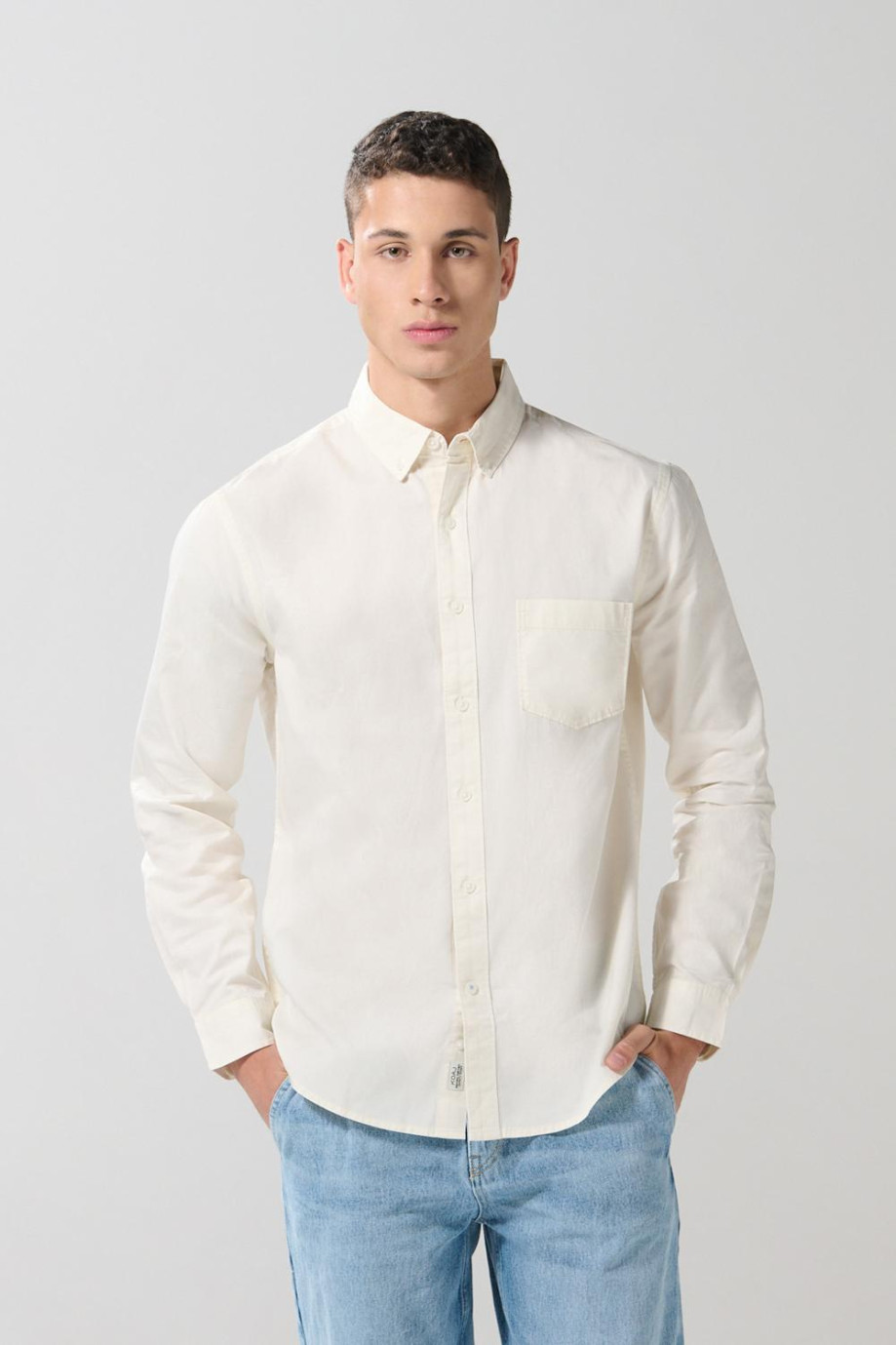 Camisa unicolor cuello button down en algodón con bolsillo
