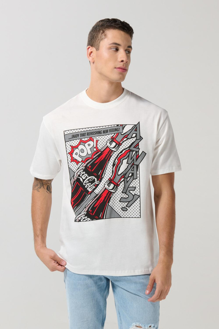 Camiseta cuello redondo crema con arte de Coca-Cola