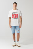 Camiseta crema cuello redondo con diseño de Coca-Cola