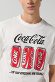 Camiseta crema cuello redondo con diseño de Coca-Cola