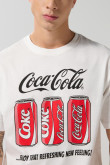 Camiseta crema cuello redondo con diseño de Coca-Cola