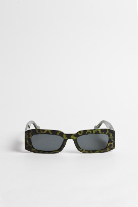 Gafas verdes oscuras de sol con marco rectangular